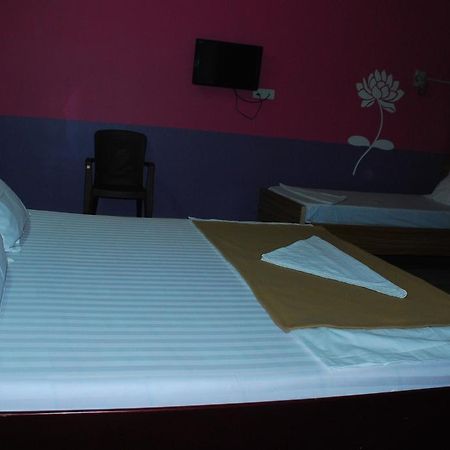 Jayalakshmi Residency Hotel ตีรูปาติ ภายนอก รูปภาพ