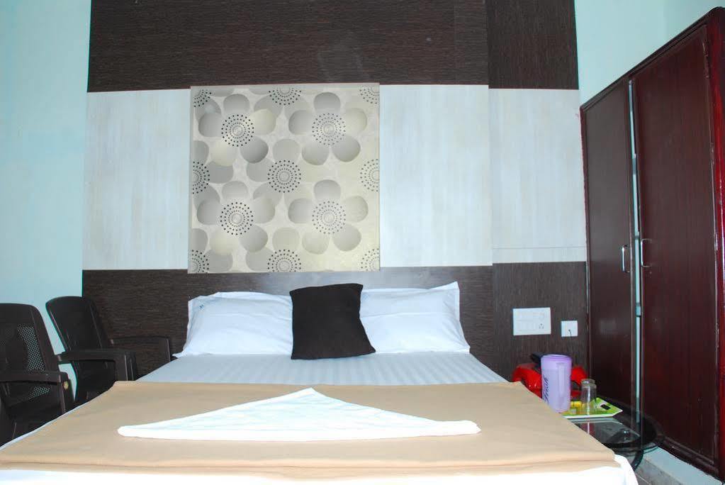 Jayalakshmi Residency Hotel ตีรูปาติ ภายนอก รูปภาพ