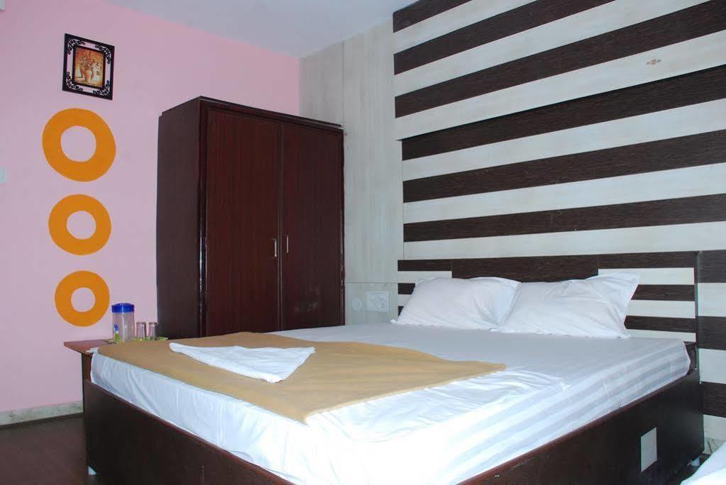 Jayalakshmi Residency Hotel ตีรูปาติ ภายนอก รูปภาพ